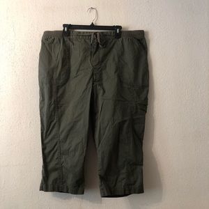 Great olive colored capris!